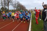 Der Nikolaus und der Vereinsvorsitzende Lothar Maruhn starteten die Laufgruppen &uuml;ber 30 und 60 Minuten.  