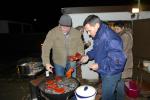 Henning Kaufmann und Dirk Meier (v.l.) versorgen auf der anschlie&szlig;enden  privaten Grillparty die hungrigen Bode-Runners. 