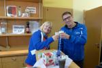 Ein Becher Gl&uuml;hwein ist f&uuml;r Petra Becker und Nico Mahler genau das richtige.