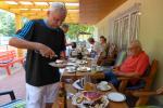 Ein St&uuml;ck selbstgebackenen Kuchen hat sich Achim Engel redlich verdient.