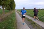Während auf der anderen Spur noch Läufer zum Wendepunkt laufen, ist der schnelle Harald Fümel bereits auf dem Rückweg. Während auf der anderen Spur noch Läufer zum Wendepunkt laufen, ist der schnelle Harald Fümel bereits auf dem Rückweg.
