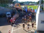 J&uuml;rgen Eisfeld (v.m.) verl&auml;&szlig;t am Beginn des Wettkampfes das Stadion und absolviert eine 10 km Laufstrecke.