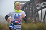 Konzentriert lief Stefanie Nowak ihr Tempo, die stillgelegte Magdeburger Hubbr&uuml;cke liegt hinter ihr. 