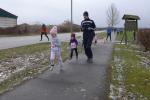 Lotta Siebert wird wohl in die Turnschuhe ihrer gro&szlig;en Schwester Emily treten, denn beim 300 Meter Bambinilauf lief sie an der Seite von Papa Christan als Gesamtdritte ein und nahm daf&uuml;r ganz stolz eine Urkunde in Empfang.