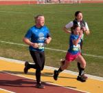 Erst zieht der Papa, dann fliegt sie davon: Jette Zaschke motiviert ihren Papa zu Platz drei in der Altersklasse M50.