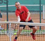 Frank Müller konnte seine Startschwierigkeiten im zweiten Satz ablegen und sicherte den Bereichsliga-Herren 40 der Gaensefurther Sportbewegung sowohl im Einzel als auch im Doppel einen Matchpunkt. Frank Müller konnte seine Startschwierigkeiten im zweiten Satz ablegen und sicherte den Bereichsliga-Herren 40 der Gaensefurther Sportbewegung sowohl im Einzel als auch im Doppel einen Matchpunkt.