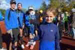 Da waren sich die Bode-Runners der Gaensefurther Sportbewegung schnell einig: Der Mannschaftspokal gehört in diesem Jahr dem Nachwuchs und geht an das fleißige Gaense-Küken Emily Siebert.
Da waren sich die Bode-Runners der Gaensefurther Sportbewegung schnell einig: Der Mannschaftspokal gehört in diesem Jahr dem Nachwuchs und geht an das fleißige Gaense-Küken Emily Siebert.