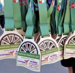 Die hei&szlig; begehrten Medaillen, um die es auch beim 8. Sta&szlig;furter Salzland-Lauf ging, waren wieder aus Holz gefertigt.