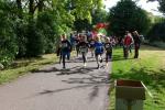 Start-Ziellauf f&uuml;r Emily Siebert beim 2,3 Kilometer langen Kinderlauf.
265: Ein „Hallo“ von Francesco Navarra an den Fotografen oder die Anzahl Runden die der Bode-Runner schon gelaufen war? Ganze f&uuml;nf Runden mussten absolviert werden. Wer am Ende eine zu wenig hatte, wurde disqualifiziert, da war mitz&auml;hlen unbedingt angesagt!
