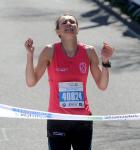Tränen des Glücks, Sekunden im Siegestaumel, Juliane Meyer kommt nach 42,195 Kilometern und 02:57:35 Stunden als erste Frau in das Ziel. Foto: Norman Rembarz
Tränen des Glücks, Sekunden im Siegestaumel, Juliane Meyer kommt nach 42,195 Kilometern und 02:57:35 Stunden als erste Frau in das Ziel. Foto: Norman Rembarz