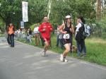 Gemeinsam geht es besser- um seine Frau Jana beim Jedermannstriathlon anzuspornen begleitet sie Ingo Bieganski ein Stück. 