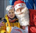 Der Nikolaus überreichte Jannis Brösel die Urkunde für Platz 2 über die 200m männlich der Vorschulkinder.