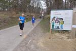 Rasant ging es die Zufahrtsstraße von der Burgruine wieder hinab. Kurzdistanzläufer wie Claudia Meier (Startnummer 1100) durften links zurück in Richtung Sportforum laufen, für die beiden anderen Strecken ging es rechts in den Wald zu den nächsten Anstiegen.