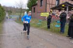 Bei der fast 15 Kilometer langen „Steigerschleife“ hatten die Bergmänner ein kleines Hindernis für die Teilnehmer eingebaut. Sie mussten nämlich über ein aufgehängtes „Arschleder“ springen, was Verena Hildebrandt nach den gelaufenen Anhöhen nicht mehr so leicht fiel.