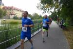 Startnummer sitzt! Hochmotiviert, Bode-Runners Jan Zaschke vorbei am Schloss Moritzburg mit wunderschöner Teichanlage.