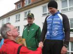 Triathlet Detlef Schäfer nimmt die Glückwünsche für den Altersklassensieg über 24,5 km entgegen. Triathlet Detlef Schäfer nimmt die Glückwünsche für den Altersklassensieg über 24,5 km entgegen.