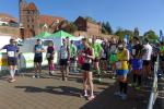 Vor dem Marathon Start: Stefanie Nowak (Startnummer 355) wird &uuml;ber die 42,195 Kilometer bei den Frauen das Rennen machen