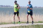 Die herrliche Landschaft entschädigt Jörg Eisfeld (l.) für so manche Anstrengung.
Quelle: www.darss-marathon.de