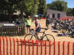 Jürgen Eisfeld in der Wechselzone für den 23km langen Radkurs. 