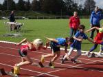 Nina und Sophia kurz nach dem Start über 50m.