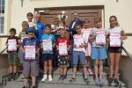 Freitag, der 13. Mai 2022 war für die 91 Finisher der Johann Wolfgang-von-Goethe-Grundschule Staßfurt ein Glückstag! Auf der 1,5 Kilometer langen Strecke des Stadt-Pokal-Laufs gingen die zehn schnellsten Läufer in die Sonderwertung um den Wanderpokal der Stadt Staßfurt ein. Zusammengerechnet kamen die Grundschüler damit auf 01:11:07 Stunden und holten somit den Pott zurück nach Staßfurt. Sollte ihnen das ein drittes Mal gelingen, bleibt er für immer bei den Goethe-Grundschülern. Revanche haben alle Grundschulen am 02.06.2023, wenn der Staßfurter Salzland-Lauf in die fünfte Runde geht!