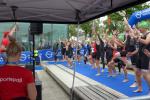 Vor dem Schwimmstart werden die 170 Starter aus dem Startblock mit den grünen Badekappen angeheizt. Renate Liedtke von der Gaensefurther Sportbewegung (Mitte) ist mitten drin!