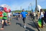 Jörg Schäper läuft seinen Marathon in neuer Bestzeit und hat scheinbar auch noch Spaß dabei.