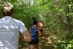 Nach 1,5 Stadionrunden geht es im Wald zunächst im Gänsemarsch weiter, überholen schwierig. Ab Kilometer Zwei werden die Waldwege dann breiter.