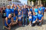 Waldemar Cierpinski, Doppelolympiasieger von 1976 und 1980 im Marathon, posierte vor dem Start in gewohnt treuer Manier mit den Gaensefurthern. Für die teilnehmerstärkste Mannschaft lobte er zum zweiten Mal den Wanderpokal aus, den die Salzländer im vorigen Jahr schon mit nach Hause nahmen. 