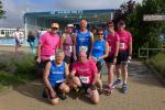 Ein bunter Läufermix vor dem 10. Kalimandscharo Erlebnislauf in Zielitz: Jens- Uwe Börner und Heiko Witte (u.v.l.), Henrik Böhme, Nicole und Jens Schlottag, Beate Tuchen, Sabine Börner, Dana Finzelberg und Ulrich Dilger (o.v.l.)