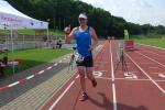 Triathlet Christian Anders läuft zufrieden in das Quedlinburger Stadion ein.