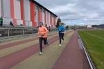 Die Zehn-Kilometer-L&auml;ufer Claudia Meier und Sibylle Sch&auml;per kurz vor der Ziellinie. Sie trainieren f&uuml;r einen Halbmarathon im Herbst und steigern langsam den Umfang ihrer Laufkilometer.
