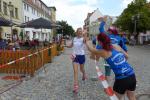 Keine zwei Stunden hat Kirsten Geist für die anspruchsvolle Strecke über die Halbmarathondistanz gebraucht und wird herzlich von den Bode-Runners im Ziel empfangen.