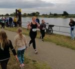 So neu bei den Bode-Runners, dass sie noch ohne Vereinsbekleidung laufen muss: Tina Funke ist voll auf ihren Fünf-Kilometer-Lauf konzentriert und gewinnt in der Altersklasse W30 den ersten Platz.