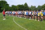 Wettkampfeinweisung vor dem Massenstart über sechs und zehn Kilometer auf dem Sportplatz der Laufgruppe Hopfen Schackensleben.
