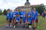 Der Nachwuchs hatte seine Strecken bereits absolviert und bis zum nächsten Start war noch Zeit für ein Gruppenbild vor dem Schloss Moritzburg.