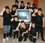 Mit weißem Handschuh und schwarzem Hut werden die Popmäuse aus Egeln ihr Idol Michael Jackson beim diesjährigen Sachsen-Anhalt-Tag in Gardelegen ehren. Foto: Nadja Bergling, Volksstimme Mit weißem Handschuh und schwarzem Hut werden die Popmäuse aus Egeln ihr Idol Michael Jackson beim diesjährigen Sachsen-Anhalt-Tag in Gardelegen ehren. Foto: Nadja Bergling, Volksstimme