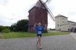 Geschafft! Nach dem Wendepunkt um die Gerstewitzer M&uuml;hle geht es nun f&uuml;r  Bode-Runner Anke Delius Richtung Ziel nach Nellsch&uuml;tz.