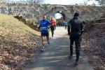 Nach dem kräftezehrenden Anstieg zur Burgruine war das Abwärtslaufen für Katrin Winkler-Hindricks und Dirk Meier erstmal eine Erleichterung. Da hatten die meisten Läufer die Wende am höchsten Punkt noch garnicht erreicht.