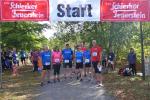 In Zehnergruppen nach dem Alphabet geordnet, geh&ouml;ren Jens-Uwe B&ouml;rner, Olaf Bothe und Sabine B&ouml;rner (blaue Shirts v.l.) zum ersten Startblock &uuml;ber die Zehn-Kilometer-Distanz.