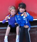 Stolz präsentieren die beiden Mädchen ihre Ballwurf-Medaille. Stolz präsentieren die beiden Mädchen ihre Ballwurf-Medaille.