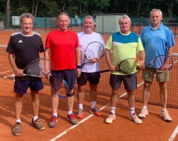 Die Herren 60 Mannschaft v.l. Hans-Georg Schneider, Wilfried Zahn, Reiner Christoph, Herbert Mandel, Achim Engel (MF) Die Herren 60 Mannschaft v.l. Hans-Georg Schneider, Wilfried Zahn, Reiner Christoph, Herbert Mandel, Achim Engel (MF)