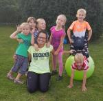 Hier wird gerade mit Kathi wie verr&uuml;ckt getobt  und gealbert. Jette Zaschke, Kathi Auer, Linnart Geist (vorn v.l.) und Lenya Schielke, Malina Geist, Rieke Zaschke, Valentin Wuwer (hinten v.l.)