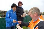 Organisator Siegfried H&uuml;necke gratuliert Sabine zu Platz 2 in Altersklasse w45.
