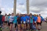 Startfoto vor dem Olympiastadion mit den L&auml;ufern der Gaensefurther Sportbewegung, der Laufgruppe Halberstadt und den L&auml;ufern von Yellow Car Store. 