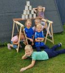 Beim B&uuml;chsenwerfen strengten sich die Kinder Valentin Wuwer (vorn) und Lenya Schielke, Malina und Linnart Geist, Jette und Rieke Zaschke (hinten v.l.) gewaltig an, um viele Punkte zu sammeln. Im &Uuml;brigen gab es bei Familie Auer eine ganze Woche lang Dosensuppe, damit dieses Spiel stattfinden konnte.