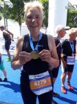 'Die Schmerzen verwandeln sich im Ziel in ein Gl&uuml;cksgef&uuml;hl!', versprach der Moderator beim 21. Hamburg Wasser World Triathlon. Nach 0,5 Kilometern schwimmen, 20 Kilometern Radfahren und f&uuml;nf Kilometern laufen strahlte Renate Liedtke sichtlich stolz mit ihrer Medaille um die Wette.