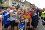 Kurz vor dem Start des Laufes &uuml;ber vier Kilometer: 'G&auml;nsek&uuml;ken' Emily Siebert (l.) gemeinsam mit den L&auml;uferinnen und L&auml;ufern vom Sta&szlig;furter Dr.-Frank-Gymnasium. 
