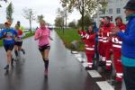 Kirsten Geist ist locker auf der Marathondistanz unterwegs (rosa Shirt). Am Ende wird sie mit 04:01:18 Stunden eine neue pers&ouml;nliche Bestzeit erlaufen.