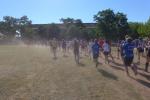 Eine riesige Staubwolke begleitete die 10,5 km L&auml;ufer nach dem Start.